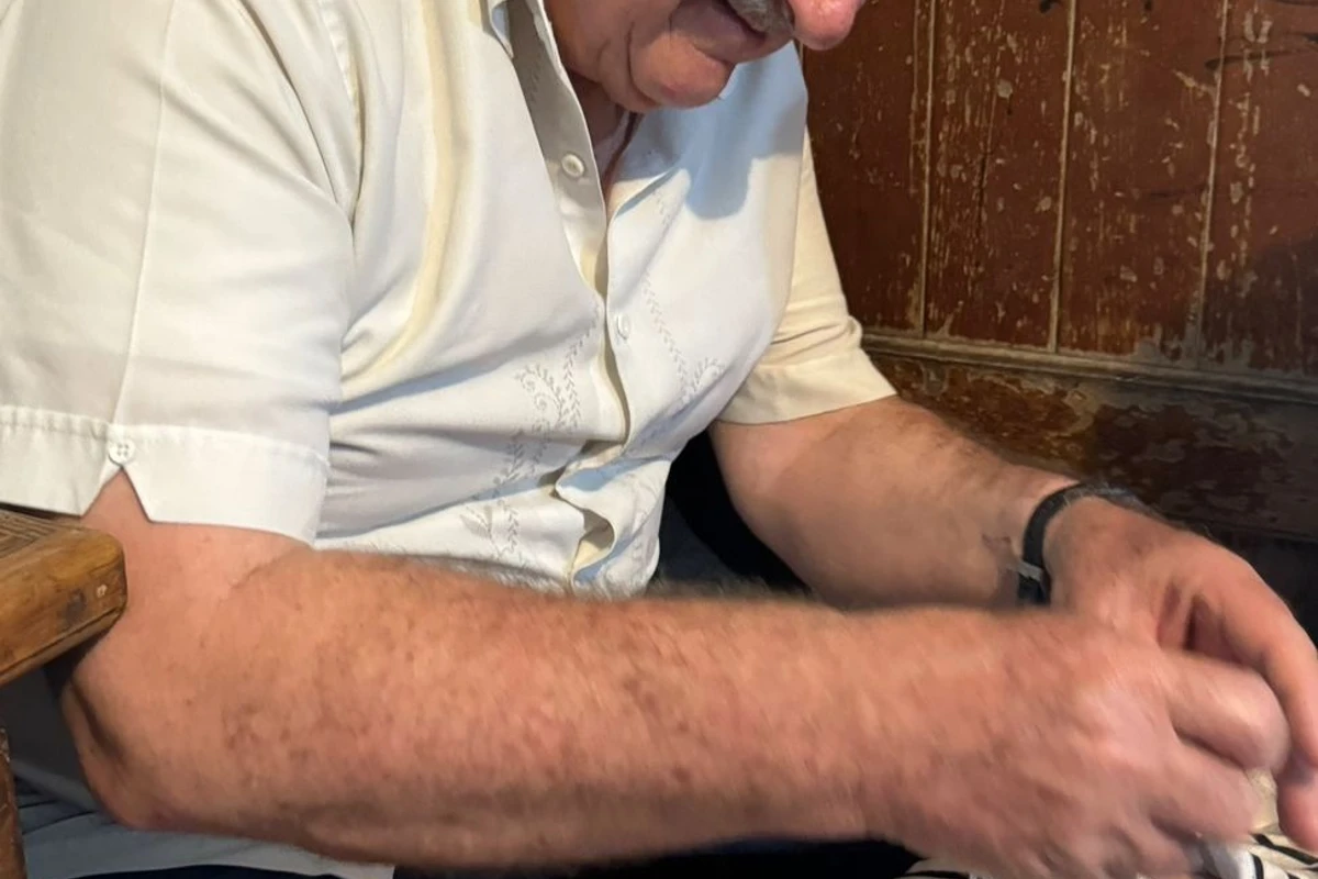Dr. Alfonso Verdugo realizando un procedimiento de curación con una sonrisa